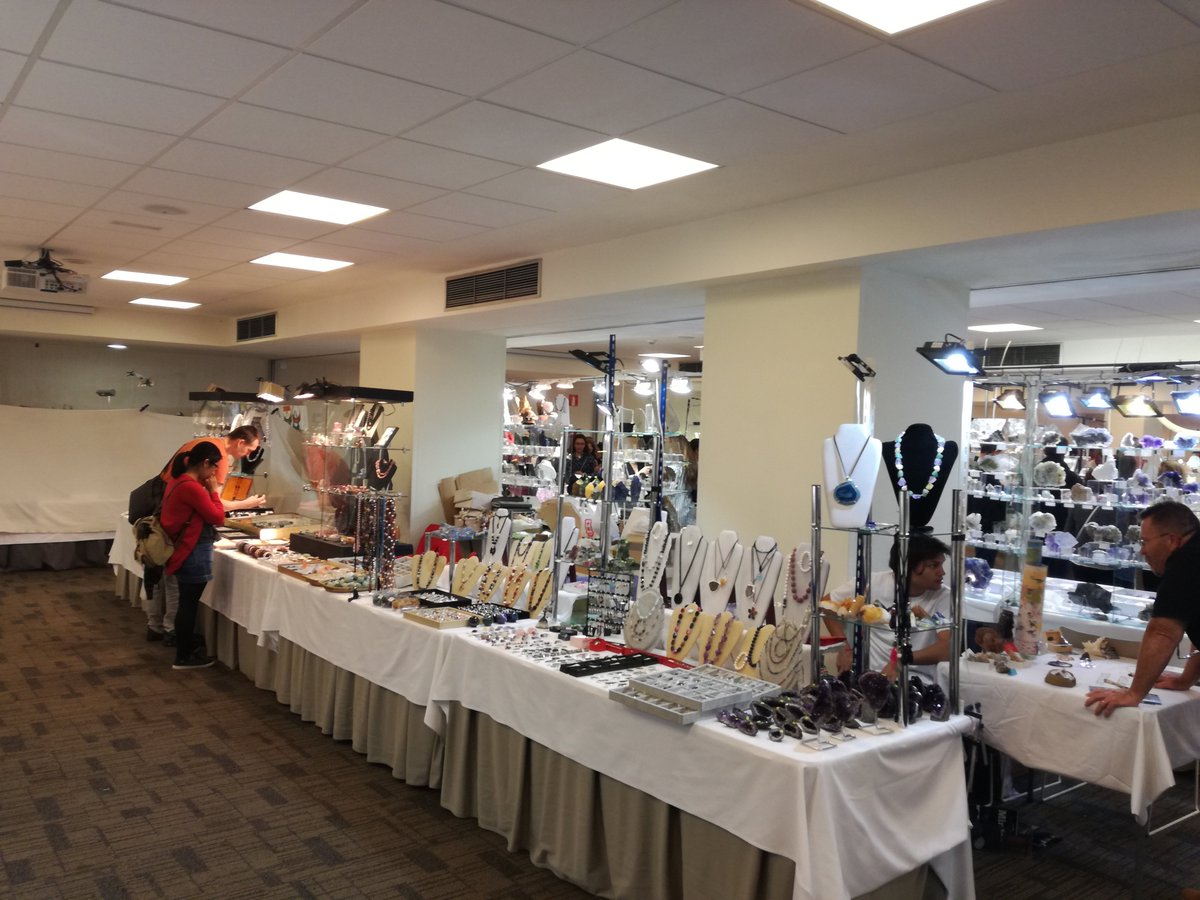 Ekobideak's tweet photo. Este fin de semana hemos visitado la feria de minerales, fósiles y joyería #Minfos, la cual se realizó en el Hotel Nervión en Bilbao. Gran afluencia y una buena colección de minerales que nos hemos llevado. 😊😊😊 https://t.co/Jh9WHMjTBd
