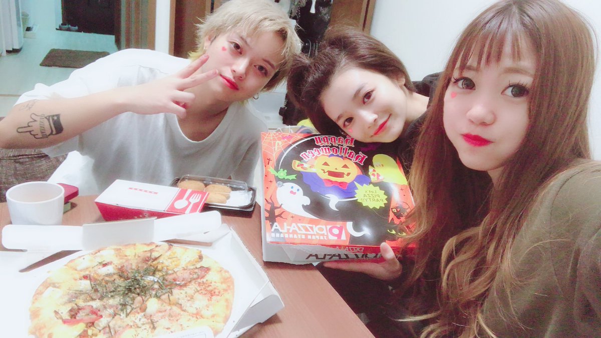 nx_y's tweet photo. 先取りハロウィン🎃👻💜

メイクオフしてピザパ🍕 https://t.co/2kLbbkYji7