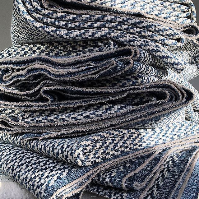 slharveydesigns's tweet photo. Monday morning pile, but was just thinking how lovely the selvedge edge is on this @gpjbaker fabric. Quite thick but beautifully soft with a #chenille thread through it. Happy Monday everyone. #mondayvibes #selvedge #cutfabric #mondayproject #romanblinds… https://t.co/rQY29bfxP1 https://t.co/DZerwgNV7T