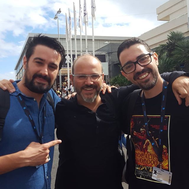 davidmartelsant's tweet photo. Junto a los directores @victormatellano (Knox) y @vasniramos (Apocalypsis Voodoo). Que gustazo de festival @sitgesfestival #davidmsantanactor #vasniramos #victormatellano #apocalypsisvoodoo #knox #wax #stopoverinhell #zarpazos #vampyres #sitges #sitgesfi… https://t.co/EdOTp5FxxY https://t.co/IIuURfbpfd