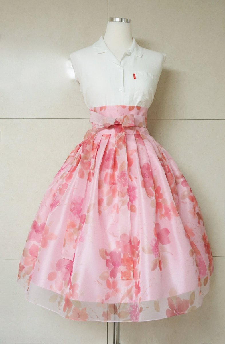 nareen_hanbok's tweet photo. 나린한복 짧은가을의 RT이벤트:) 본 멘션을 RT해주시면 추첨을 통해 한분께 허리치마를 제작해드립니다. 당첨자발표는 10월 31일. 늘 참여해주셔서 감사합니다. 많은 참여 부탁드려요💕
(사이즈 맞춤제작. 판매중인 허리치마 중 선택가능. 길이 85cm까지) https://t.co/u1WuYJJwGR