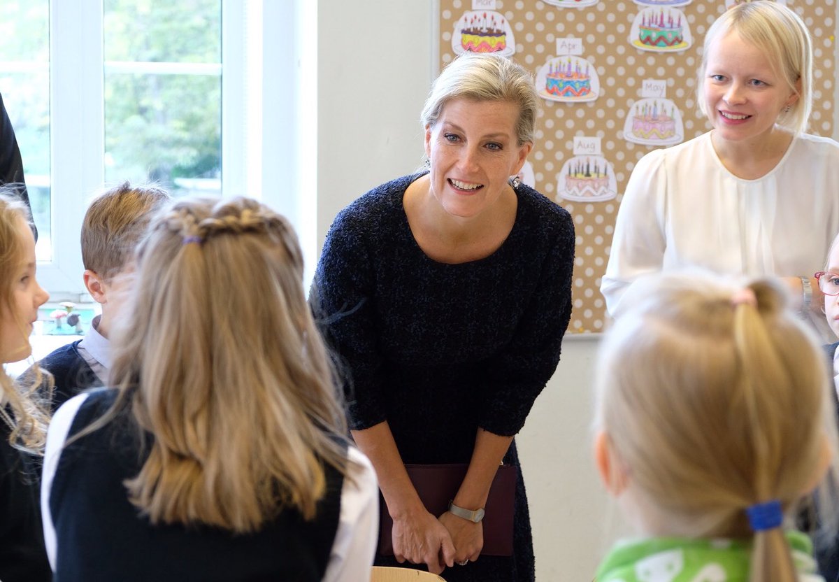 The Earl and Countess of Wessex receive a fantastic welcome at Tallinn English College - thank you for showing us your lovely school! #RoyalVisitEstonia #EV100 🇪🇪🇬🇧