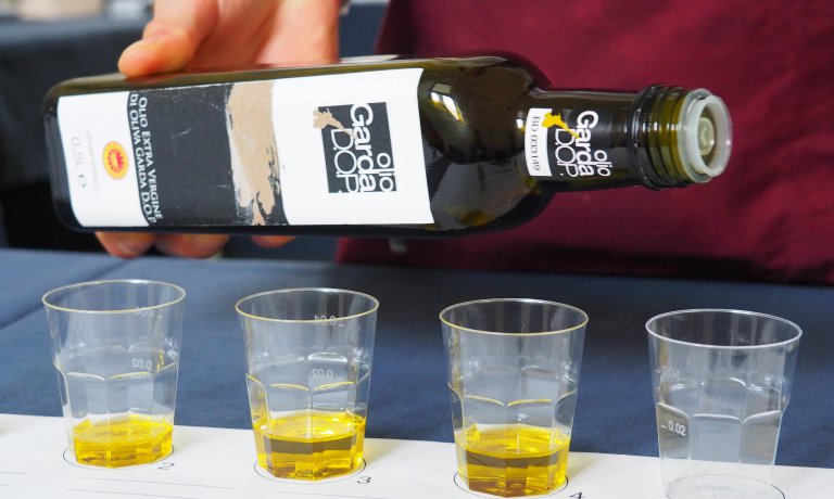 identitagolose's tweet photo. Garda Dop: orgoglio e passione per l'olio.
È una produzione limitata, ma di grande qualità. Con l'impegno del Consorzio @OlioGardaDop la sua popolarità continua a crescere https://t.co/GEf3n76FfV https://t.co/jCFHdoNkjZ