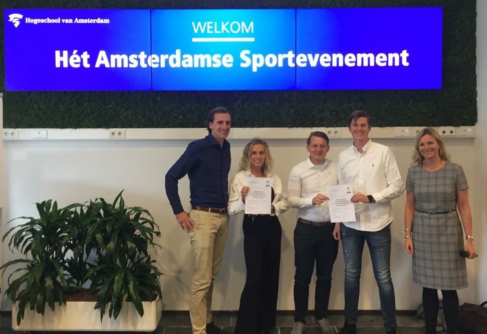 Nog meer moois. Op 3 oktober was er het #Jaar4Congres van <a href="/JCA_Amsterdam/">JCA_Amsterdam</a>. 36 duo's deden 36 event-presentaties. Op de foto de winnende studenten met #PeterPaulTimp van <a href="/Sportpunt020/">Sportpunt</a> en opleidingsmanager #MarliesSandee