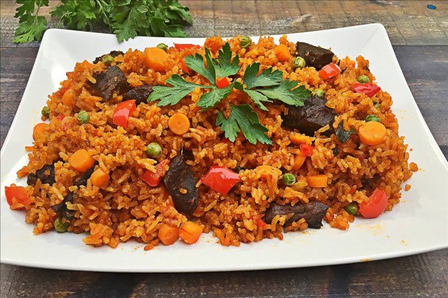 If  #Nigeria and  #Ghana entered into a  #Jollofwar faceoff, Ghana would definitely win! Not because their jollof is better (its not even close!), but because Nigeria will go all out to sabotage its own chances. Let me paint the picture for youA  #Jollofwar thread