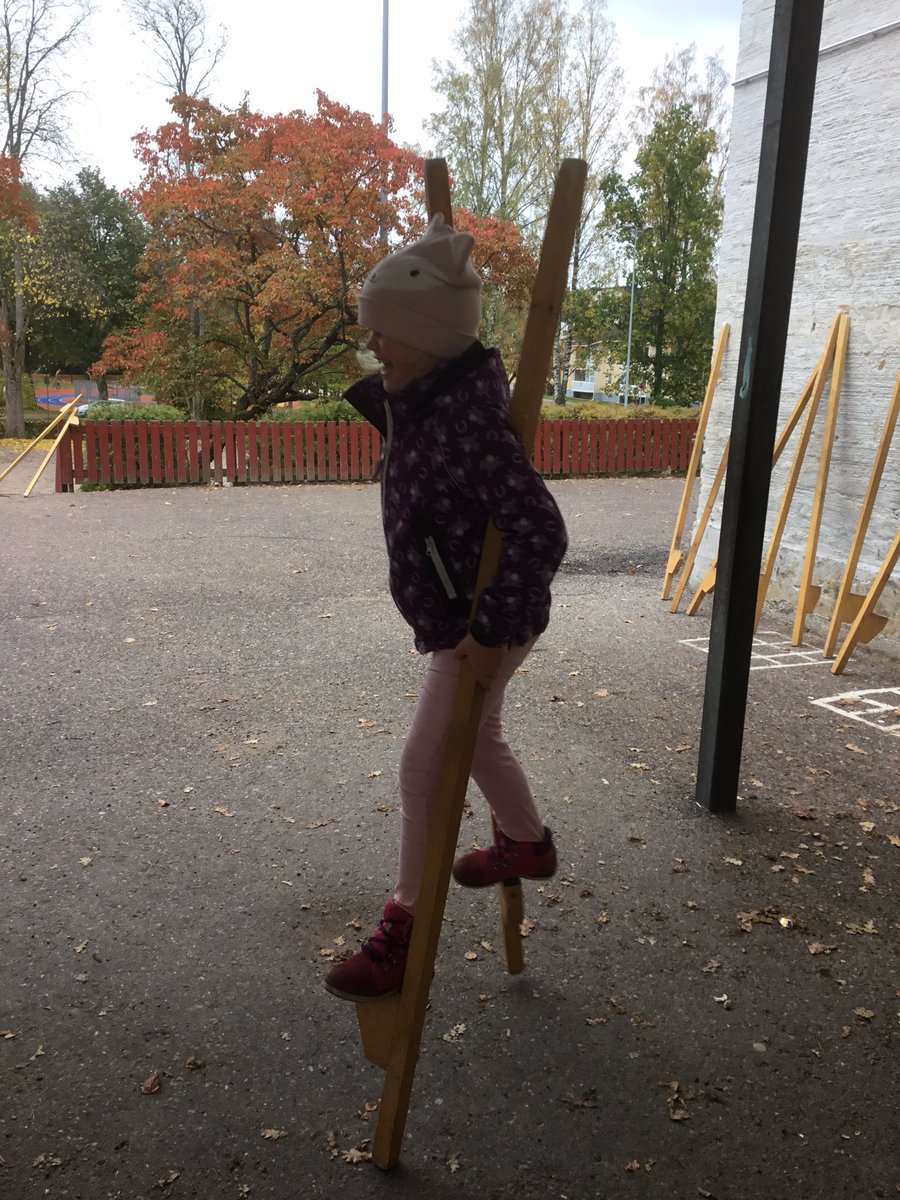 katarinaskolan's tweet photo. Det är svårt att gå med styltor! Katarinaskolans ettor provar, med varierande resultat. https://t.co/TKQlNtsCi3