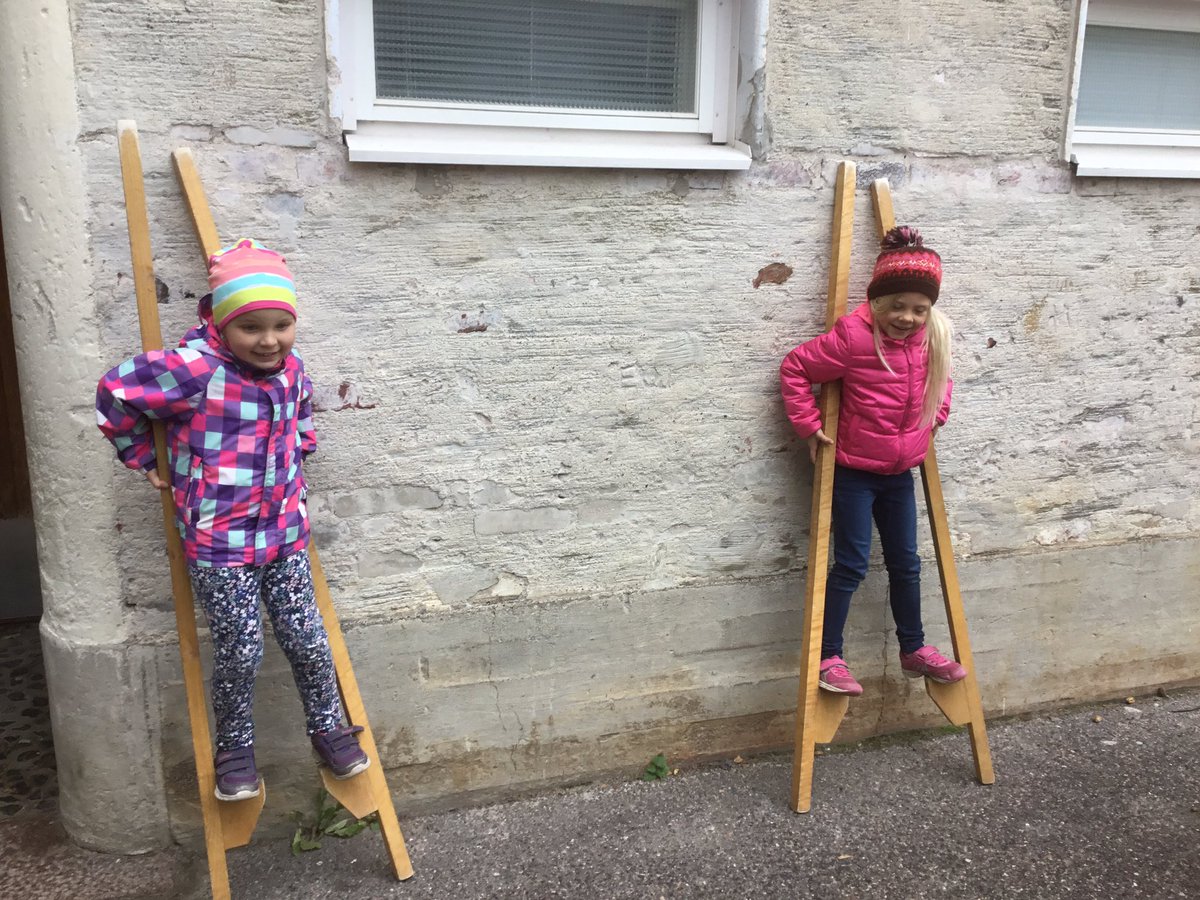 katarinaskolan's tweet photo. Det är svårt att gå med styltor! Katarinaskolans ettor provar, med varierande resultat. https://t.co/TKQlNtsCi3