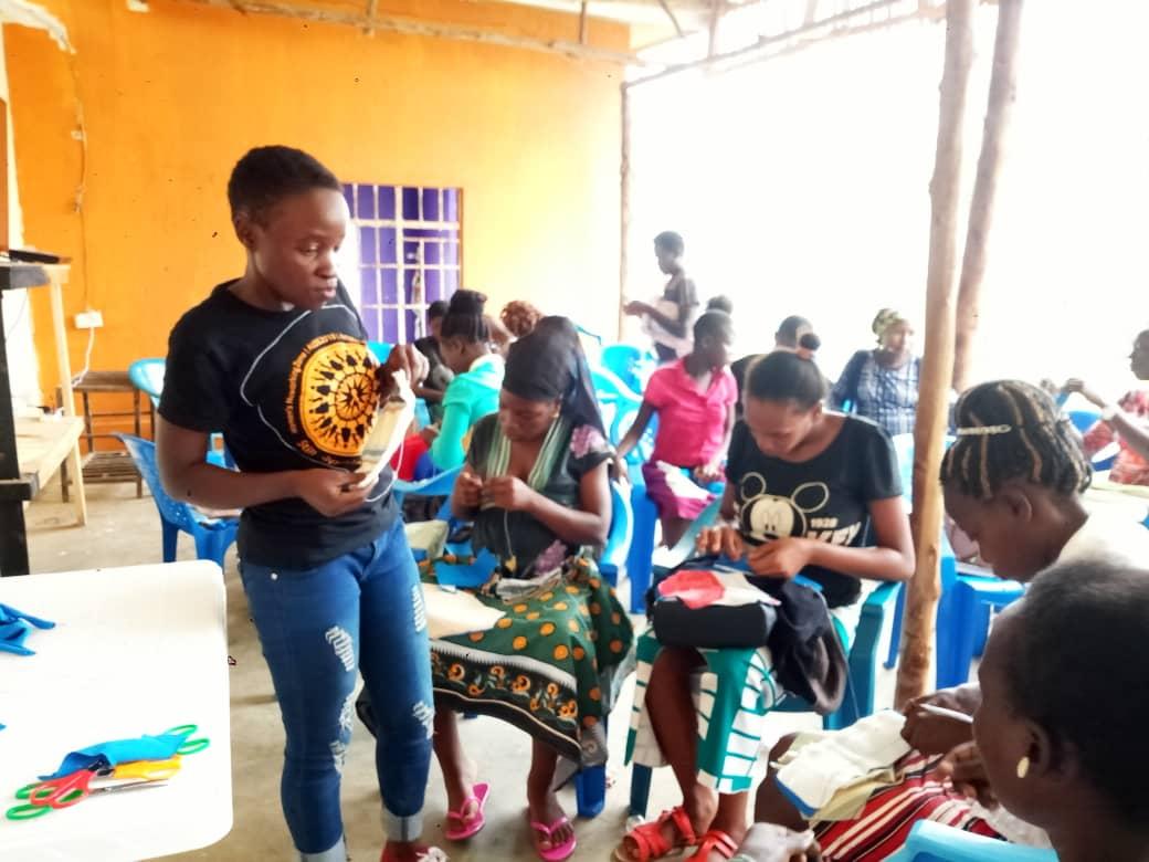 tendozworld's tweet photo. Her name is Tendo, living with with HIV she want to learn how to make sanitary pads and help others girls in schools in rural areas @SalamanderTrust @lmworeko @NetworkAthena @StStFeedback @4Mproject @PantelichMarija @eddyedso @anamiba15 https://t.co/9fEFZLapZv