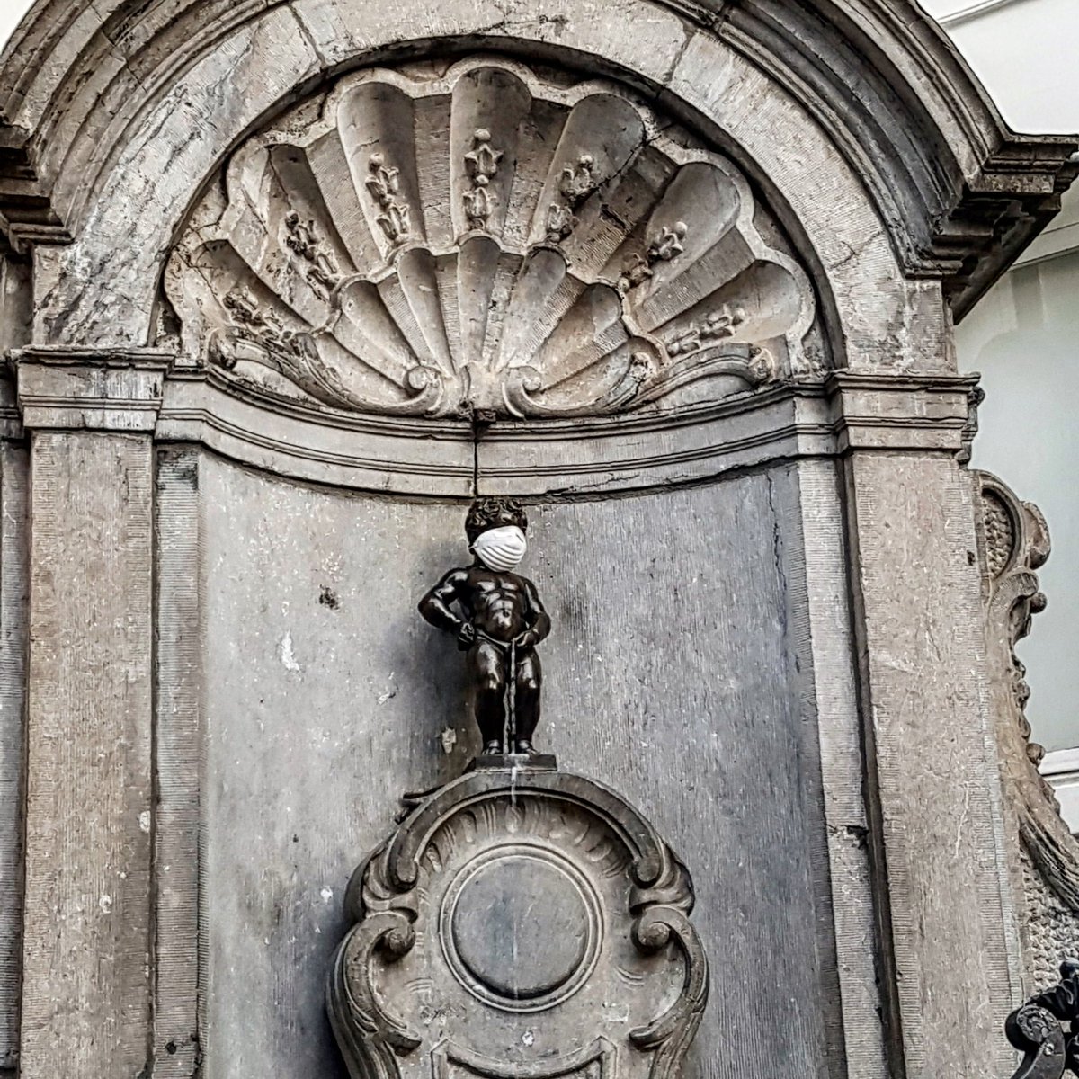 pellechristy's tweet photo. It seems #Airpollution in #Brussels has gotten so bad that even the statues are beginning to protests... #SpottedInBrussels #MannekenPis https://t.co/LbXvSCDPGN