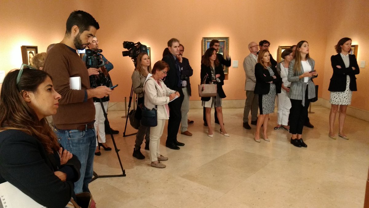 RestauraThyssen's tweet photo. En estos momentos Ubaldo Sedano de @RestauraThyssen junto al equipo de montaje del @museothyssen y gracias a @Sylvania_Light realizan el cambio del último foco de luz halógena a los nuevos focos LED de vanguardia. El cambio es sorprendente y las pinturas cobran nueva vida. https://t.co/8ivxoJJ37Z