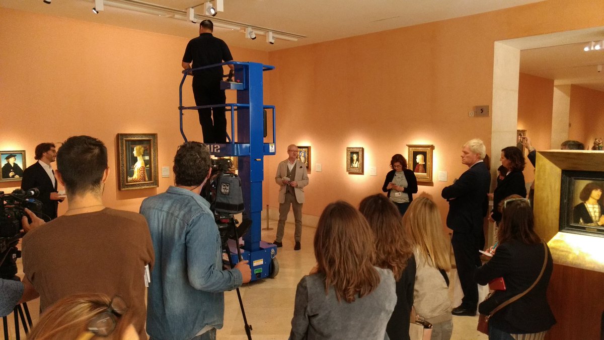 RestauraThyssen's tweet photo. En estos momentos Ubaldo Sedano de @RestauraThyssen junto al equipo de montaje del @museothyssen y gracias a @Sylvania_Light realizan el cambio del último foco de luz halógena a los nuevos focos LED de vanguardia. El cambio es sorprendente y las pinturas cobran nueva vida. https://t.co/8ivxoJJ37Z