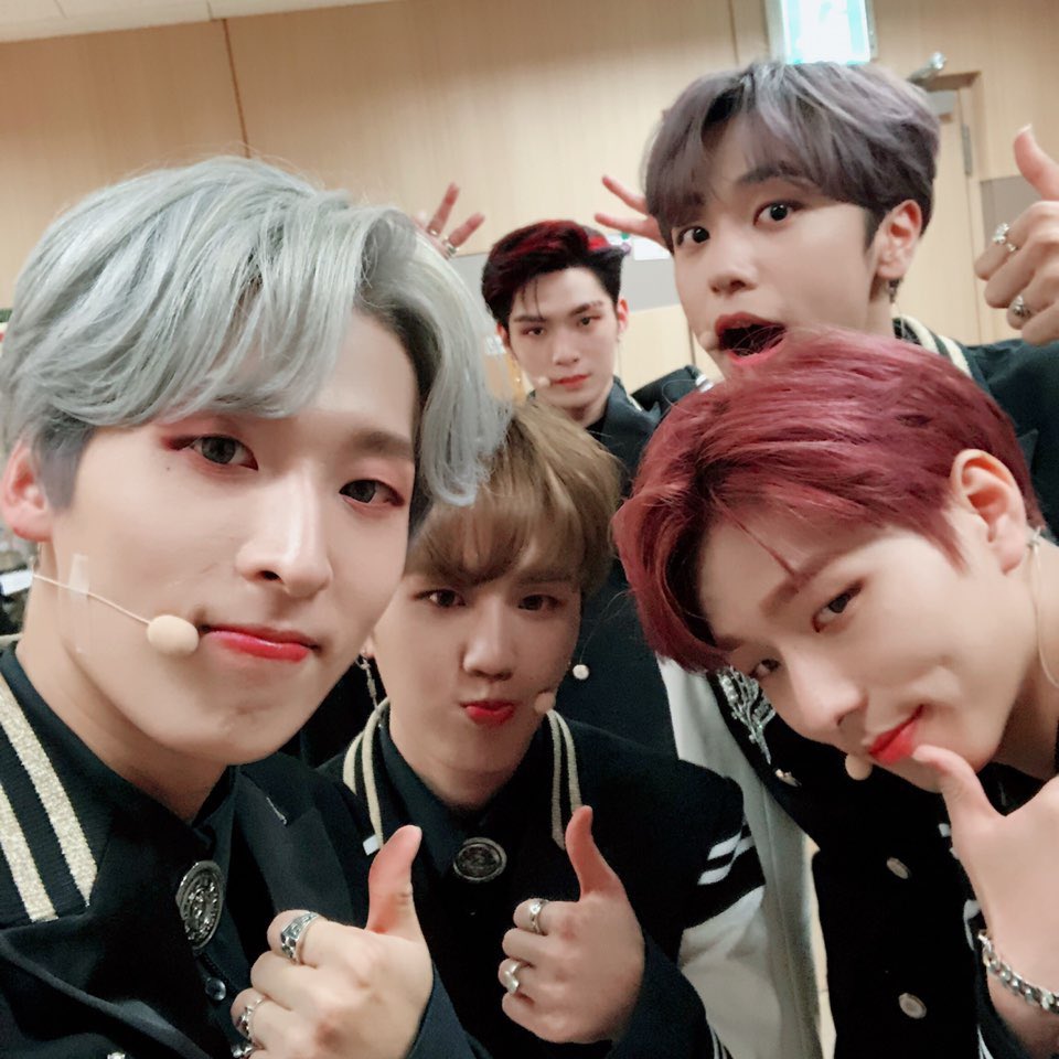 7OC_official's tweet photo. [#Now_7OC] 

쇼케이스가 벌써 두 시간 전🤭..?
로즈 분들 곧 만나요👋🌹

#7OC #세븐어클락 #COMEBACK
#seven #セブンオクロック https://t.co/EpmOGUxppE
