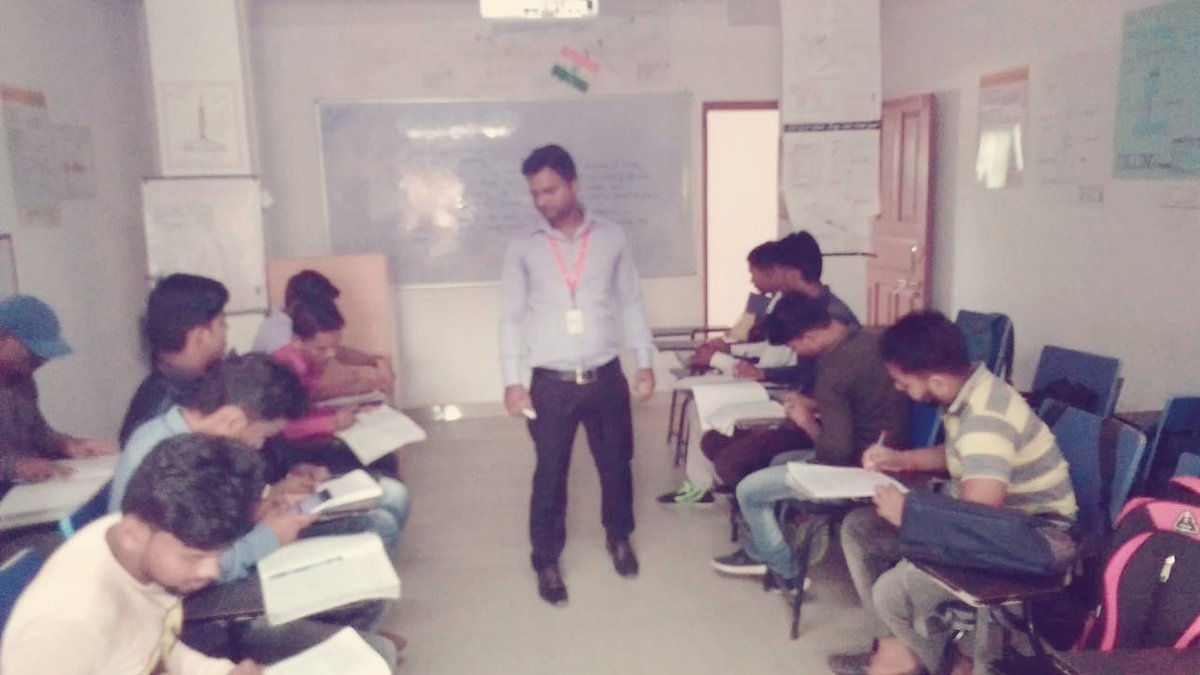 Deepak Kumar a soft skill cum employability trainer @ Darbhanga center during the giving instruction about the importance of spoken English to the trainees of soft launch batch of FMA......@pmkk_darbhanga @ravi_ccc @PankajKlive @AlokRanjan_ @visionindiaspl @ddugky_vispl
