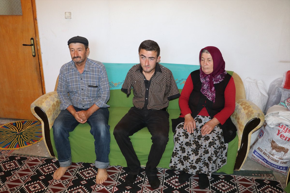 Yozgat'ın Çekerek ilçesinde 10 yıl önce hayvan otlatırken tırmandığı elektrik direğinde akıma kapılması sonucu iki kolunu kaybeden 19 yaşındaki Adem Aslan, eski hayatına dönebilmek ve yardımsız yaşayabilmek için elektronik kol protezine ihtiyaç duyuyor #yardımiçinpaylaşalım