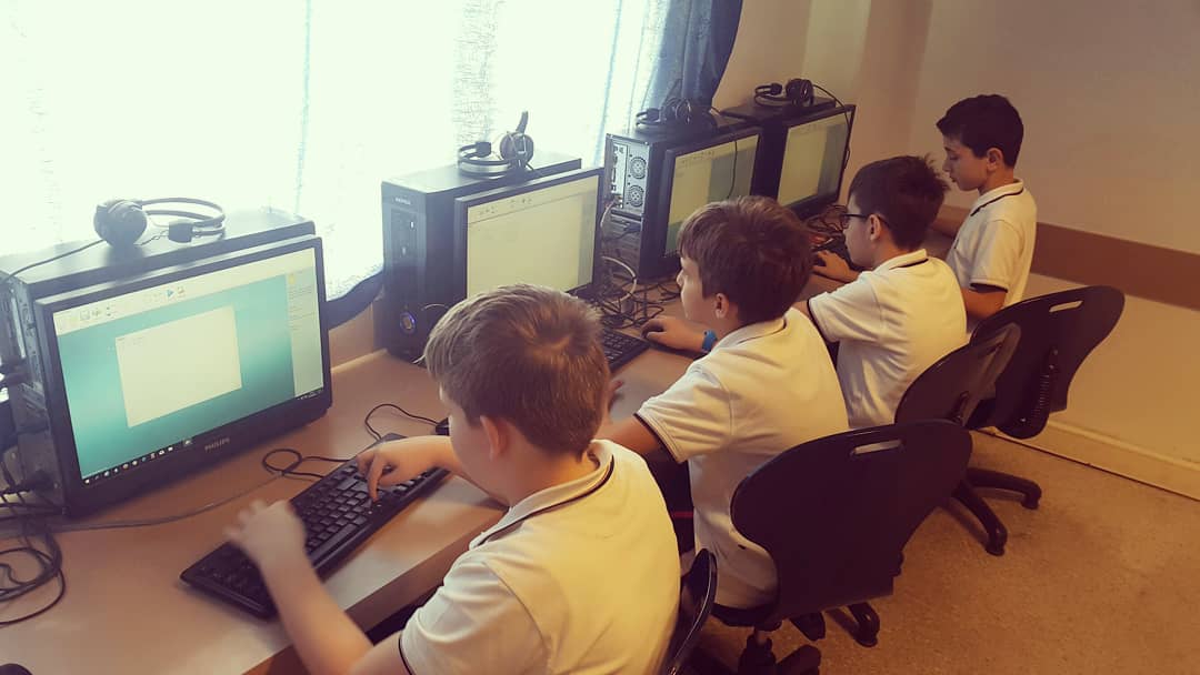 tedantalyakolej's tweet photo. 5. sınıf Seçmeli Bilişim Teknolojileri öğrencilerimiz AB Kod Haftası (Code Week) etkinliğinde Microsoft Small Basic'de kod yazdılar, grafik çizdiler.
@CodeWeekEU #codeweek #codeEU #coding #codeeu2018 #codeweekeu2018 #smallbasic #turtle #graphic #tedantalyabilisim https://t.co/6MUyKw766Z