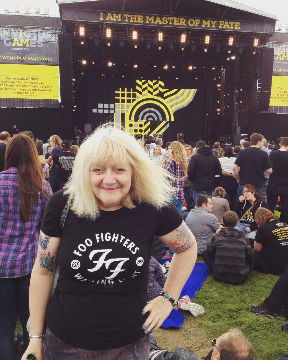📢 PEOPLE OF TWITTER 📢
I REALLY need your help.... this is my last chance to help my mum’s biggest wish come true... 
Please share far and wide - hopefully we can make this happen for her 💜
#SaintCesylvia <a href="/foofighters/">Foo Fighters</a> <a href="/ChrisShiflett71/">Chris Shiflett</a> <a href="/gregjames/">Greg James</a> <a href="/BBCR1/">BBC Radio 1</a> #help #FooFighters #dream