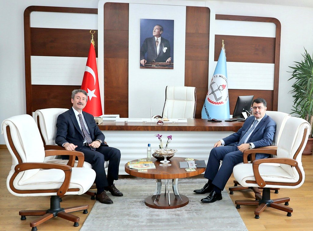 İstanbul Valimiz Sayın Vasip ŞAHİN Milli Eğitim Müdürümüz Sayın Levent YAZICI'yı makamında ziyaret ettiler. 
Nazik ziyaretlerinden dolayı Sayın Valimize teşekkür ederiz.
<a href="/tcmeb/">Millî Eğitim Bakanlığı</a> <a href="/memleventyazici/">Levent Yazıcı</a>