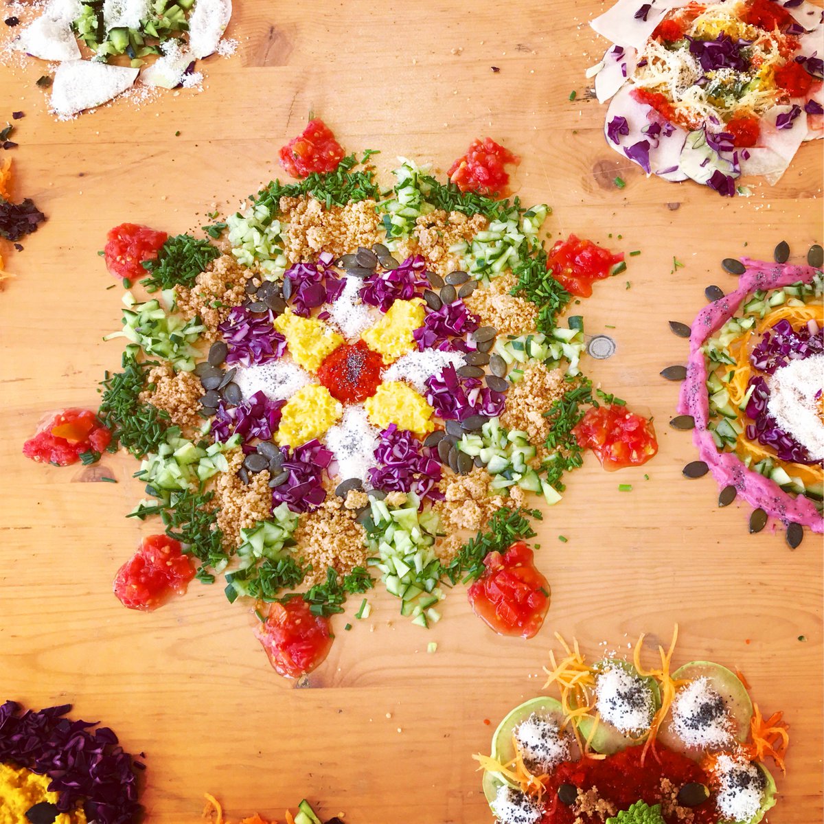 bndctlambert's tweet photo. ateliers participatifs et apéro gourmand et sain : fresques collaboratives, mandalas comestibles au #parcpalmer #Cenon avec les produits de l'#AMAP #gourmandignes avec @keronos https://t.co/6hivWbIEO8