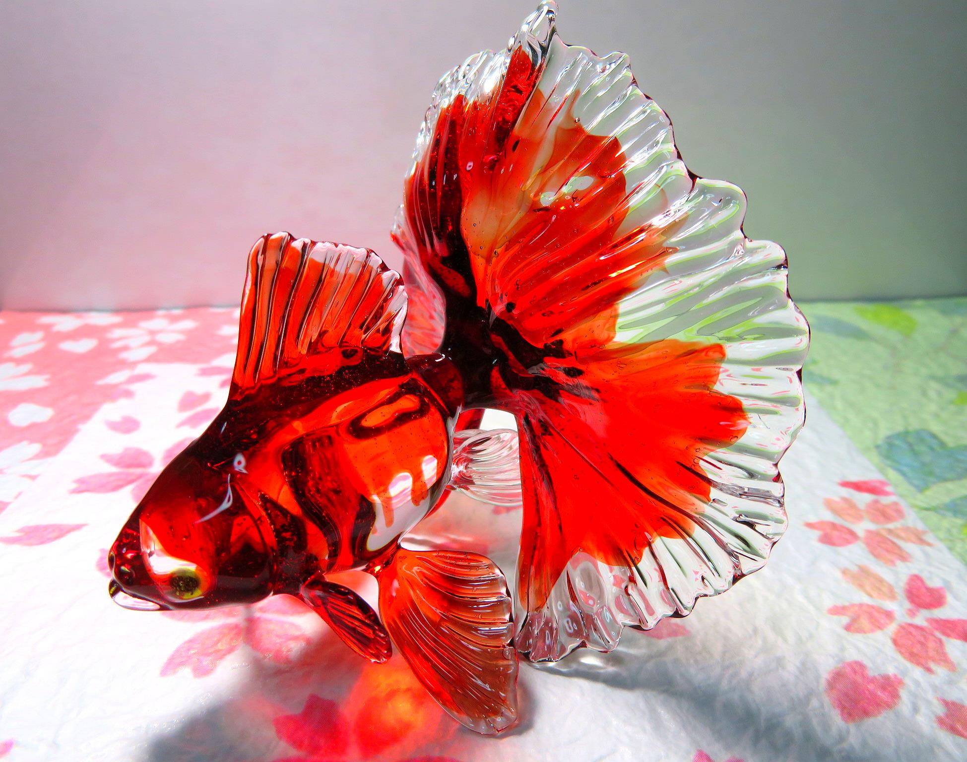 Ksk 硝子造型士 穂坂英樹さん Flame Works の金魚18の赤い金魚です サイズは縦幅約6cm 横幅8cm 高さ8cmです とても可愛らしく鮮やかな赤色がとても綺麗な金魚です 尾ヒレも大きく美しいです 穂坂英樹 金魚 ガラス細工 ガラス ペンダント Ksk 硝子造型士 穂坂英樹さん Flame Works の金魚18の赤い金魚です サイズは縦幅約6cm 横幅8cm 高さ8cmです とても可愛らしく鮮やかな赤色がとても綺麗な金魚です 尾ヒレも大きく美しいです 穂坂英樹 金魚 ガラス細工 ガラス ペンダント