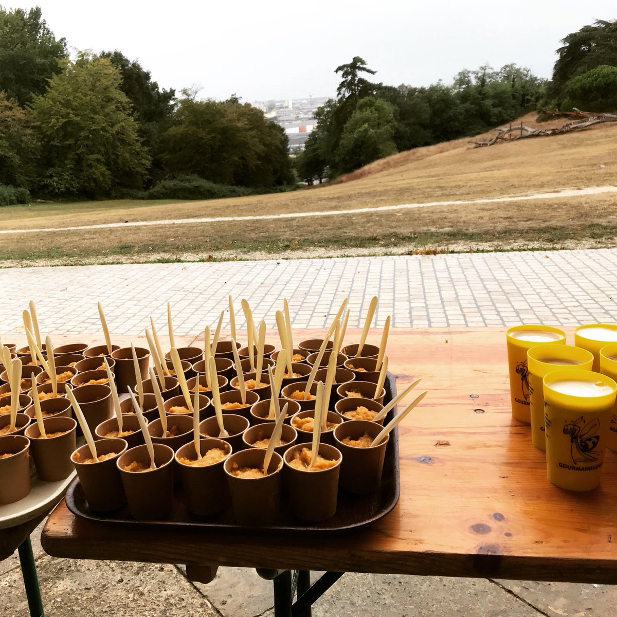 bndctlambert's tweet photo. ateliers participatifs et apéro gourmand et sain : fresques collaboratives, mandalas comestibles au #parcpalmer #Cenon avec les produits de l'#AMAP #gourmandignes avec @keronos https://t.co/6hivWbIEO8