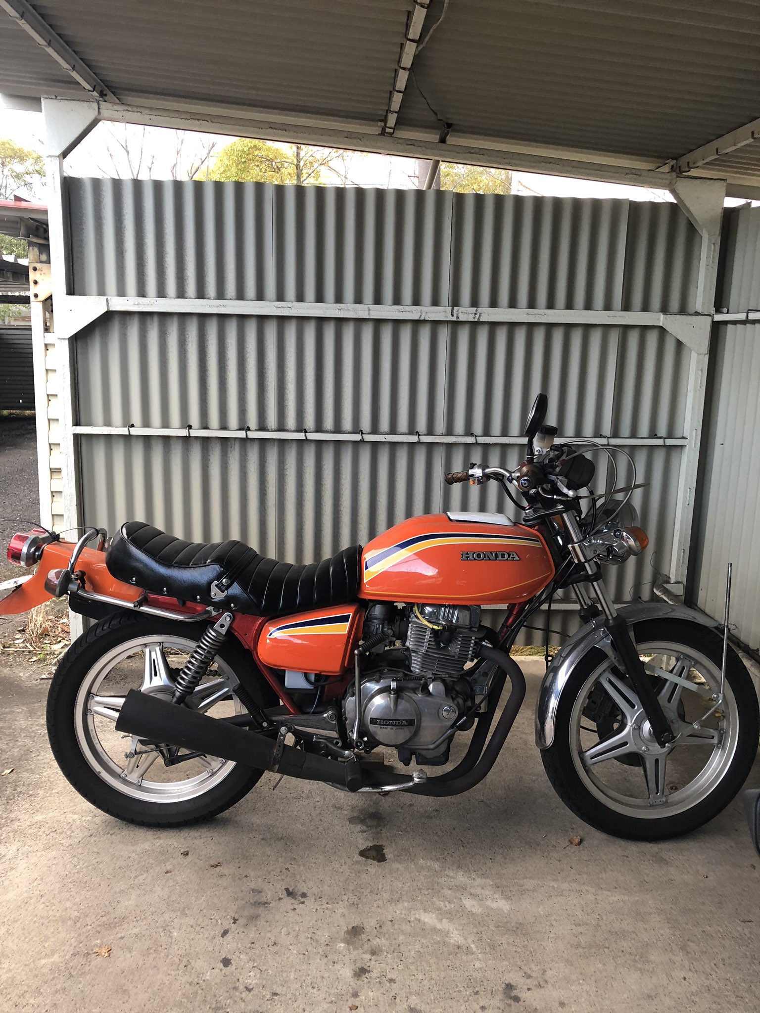 のーひー 大阪府交野市 10月6日午前3時53分ごろ Cbx400fとcb250t 2台盗難にあいました 敷地内に侵入し2台とも乗り逃げされました 見かけた なにか知っている等もしありましたらご連絡いただけませんでしょうか Cbx400f Cbx Cb250t ホーク バブ
