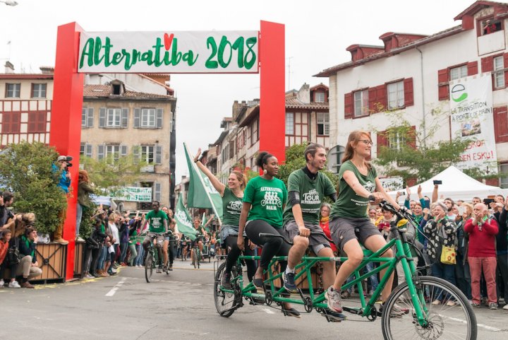 Reporterre's tweet photo. La fougue d’Alternatiba se veut contagieuse https://t.co/GkD0faSwYY https://t.co/tsvdC8VZpn
