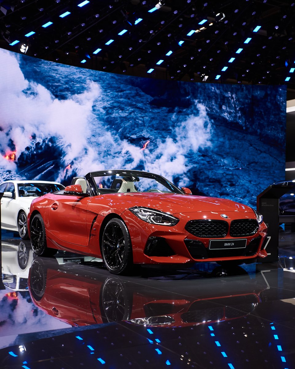 BMWEspana's tweet photo. La elegancia y estilo del #BMWZ4 el centro de todas las miradas en el Auto Show de París. https://t.co/riCWcGFzmd