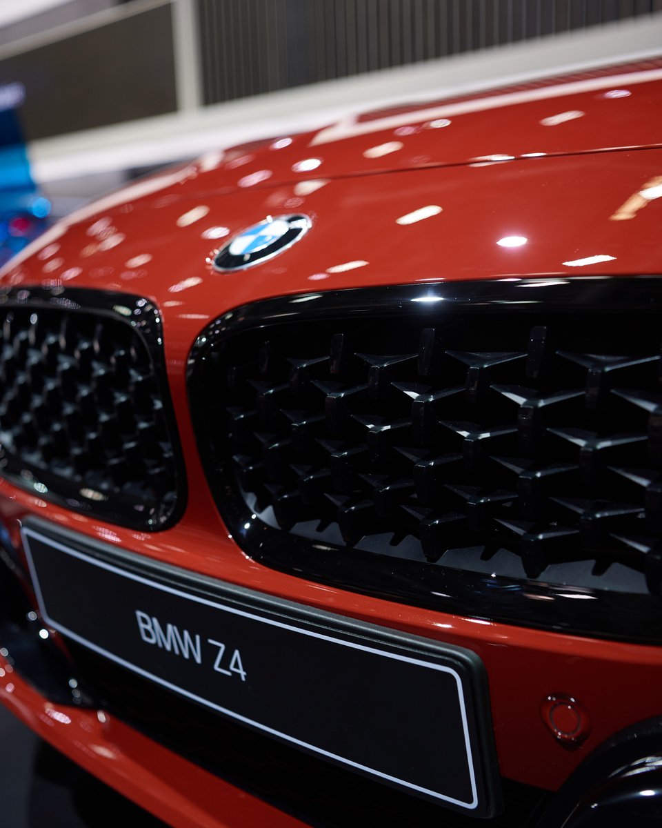 BMWEspana's tweet photo. La elegancia y estilo del #BMWZ4 el centro de todas las miradas en el Auto Show de París. https://t.co/riCWcGFzmd