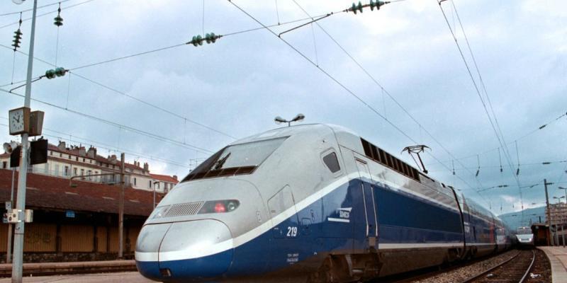 Var_Matin's tweet image. La SNCF annonce des travaux bruyants dès ce lundi soir: aucun train ne circulera entre Toulon et Cannes à la fin du mois varmatin.com/vie-locale/la-…