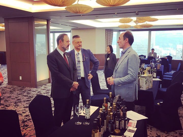 ItalyinKorea's tweet photo. @ITCCK_info organized a visit to #Seoul by 10 #ItalianCompanies from #Piemonte at @LotteHotelSeoul w/ Foreign Center for Internationalization of Turin.
The companies (agri-food & fashion sectors) held #B2B meetings with Korean entrepreneurs & importers.
#ItalyInKorea 🇮🇹 🇰🇷 https://t.co/fJhBCIk1Fl