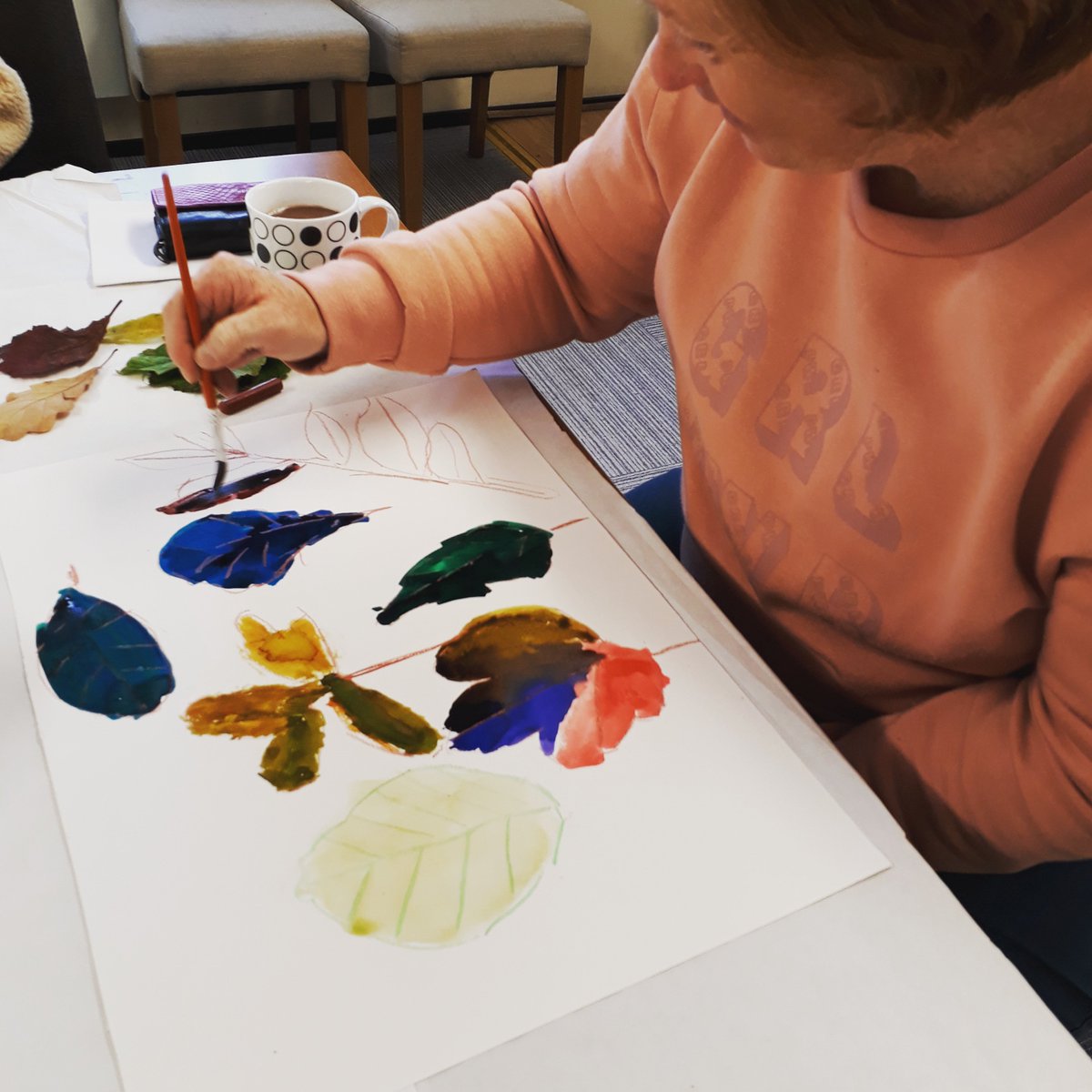 OrangeNeighbour's tweet photo. It was all about Reminiscing in the ThePicassoClub last Tuesday too. The group remembered memories of walking in the woodlands with leaves &amp; butterflies - dancing in the rain under an umbrella - being cosy afterwards in front of a log fire with their cushions @FAI_MTAC @CC4LD https://t.co/ZWjA2GD7lD