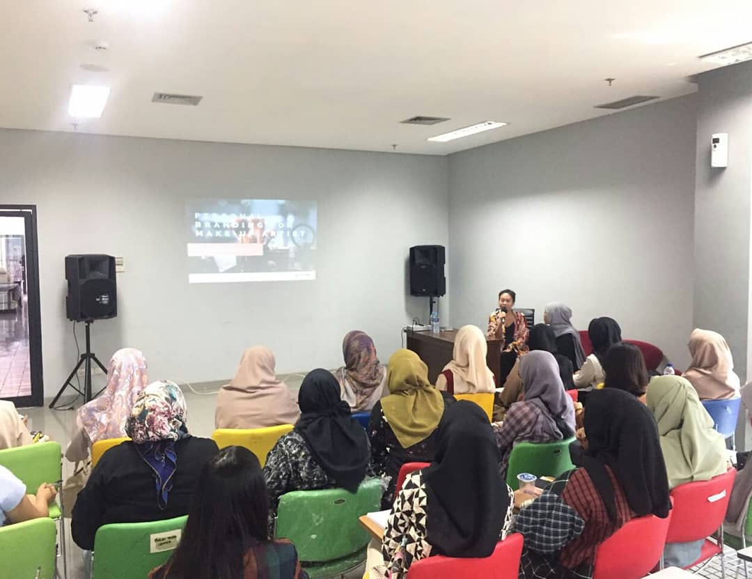 writingtable's tweet photo. Teman-teman yang bergabung di kelas "Personal Branding for Make-up Artist" hari ini. Terima kasih semuanya! :) https://t.co/OnayMJP3DA