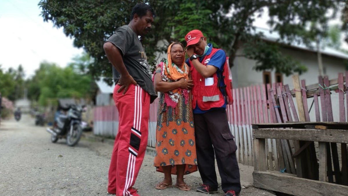 BritishRedCross's tweet image. This is the moment Red Cross volunteer Andi was finally reunited with his parents after they were torn apart by the #Indonesia earthquake &amp;amp; tsunami. 😢

He's helping others find their families too. bit.ly/indonesiaappeal #MondayMotivation