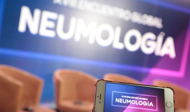 sanitaria2000's tweet photo. Este fin de semana Salamanca ha acogido el XVIII Encuentro Global de Neumología. Echa un vistazo al álbum fotográfico de Facebook de @redaccionmedica 📸 con todos los asistentes a #neumo18. AQUÍ: https://t.co/VGg26Te07i https://t.co/yufzKi9Lf2