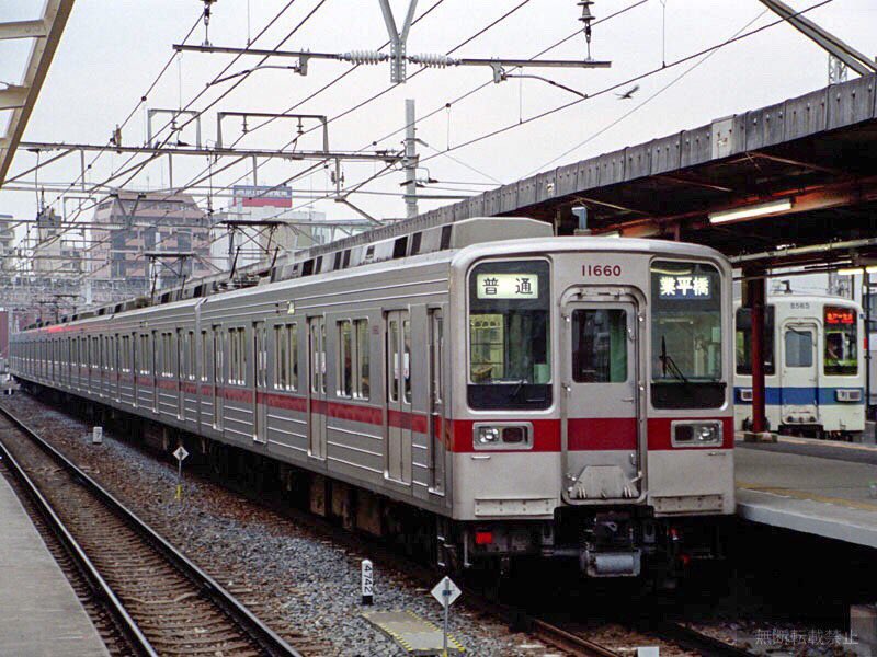 Jolly Twitterren 東京スカイツリーが出来る前の話 北千住駅混雑緩和のため 業平橋駅には 地上ホームというものがあり 都営浅草線に乗り換え易いよう 連絡改札 階段が有った 朝ラッシュ帯に走っていた 業平橋行き列車 その中でも 普通車は1本のみ 他は準急 T