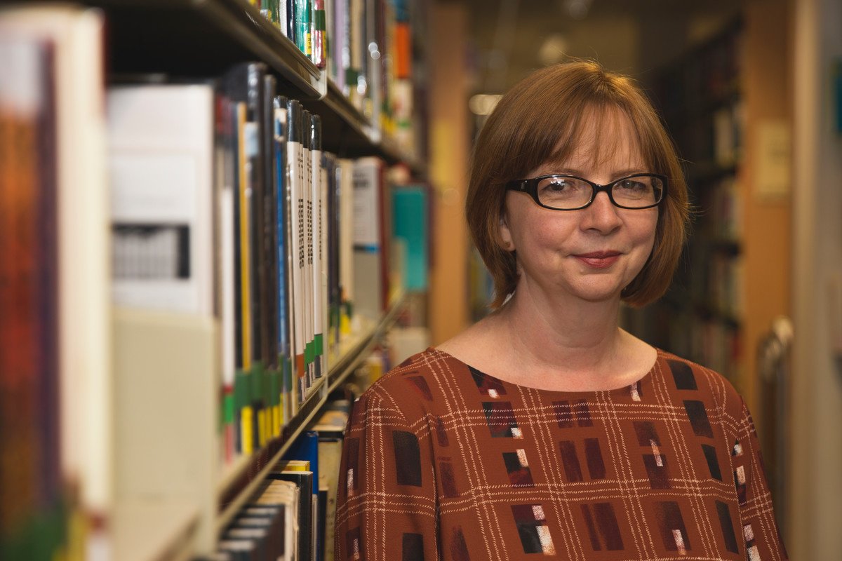 UniSouthWales's tweet image. At the start of #LibrariesWeek, we'd like to say a huge thank you to our amazing @uswlibrary  staff here at USW ❤️ Don't forget, your Faculty Librarian can help you to search for books, journal articles &amp;amp; information to support your essays socsi.in/klgLv #superstars 💐