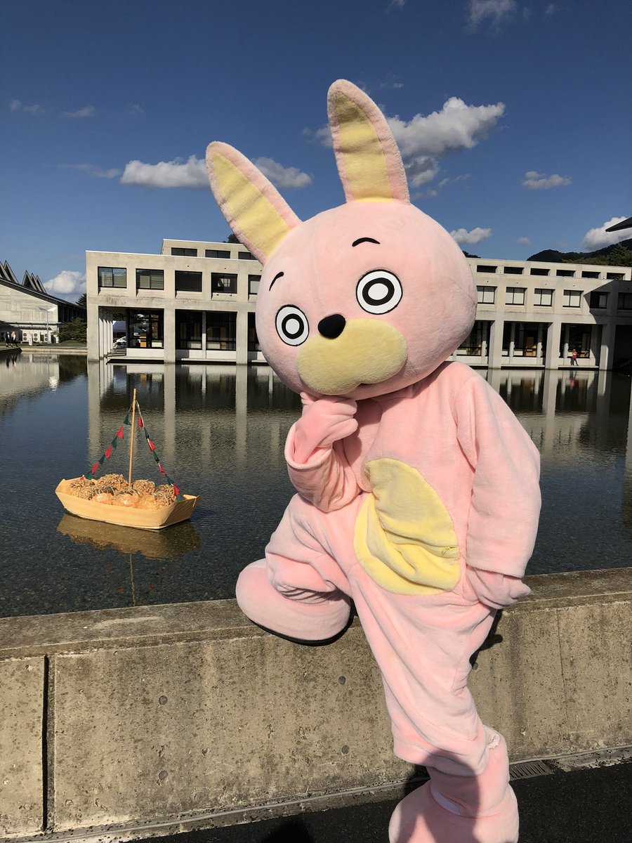 桃色ウサヒ 合成のような大きなたこ焼きと共にドヤ こんなウサヒですがどうぞゆるキャラグランプリの一票をぜひ 毎日投票できます T Co Uvatwefq9j 芸工祭 ゆるキャラグランプリ