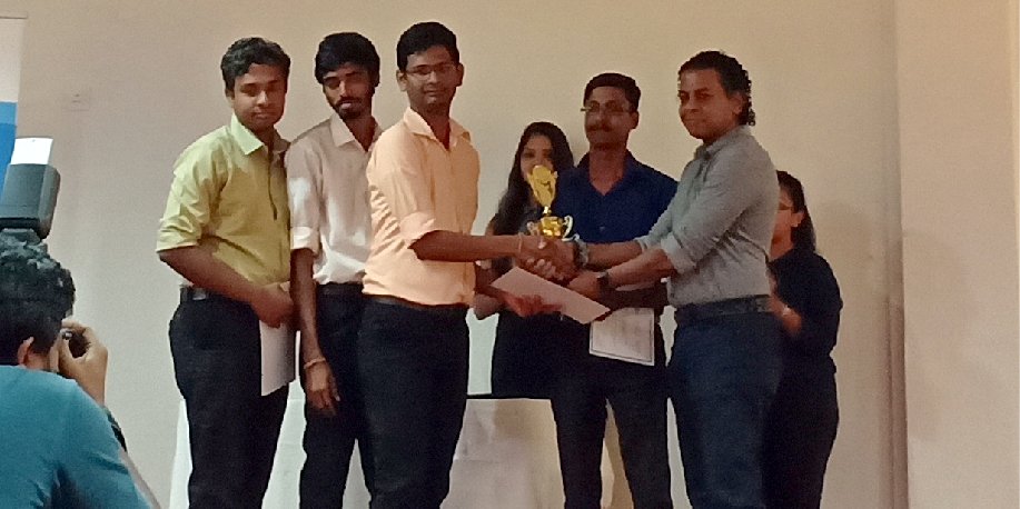 JKCSWorld's tweet photo. John Keells IT CEO Dr. Ramesh Shanmuganathan presenting the awards for the winners of HackStat 2018 https://t.co/8Q6FVwBQpj
