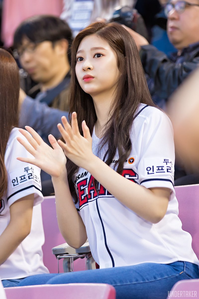 THANOS_ONE's tweet photo. IZONE X DOOSAN BEARS
아이즈원( アイズワン )
두산베어스 시구 및 단상 공연
#김민주 #キム・ミンジュ #아이즈원 #시구 #アイズワン #IZONE #두산베어스 #DOOSAN #내가찍음 #야구장 #basebell #KIMMINJU https://t.co/KnjdcuNBCp