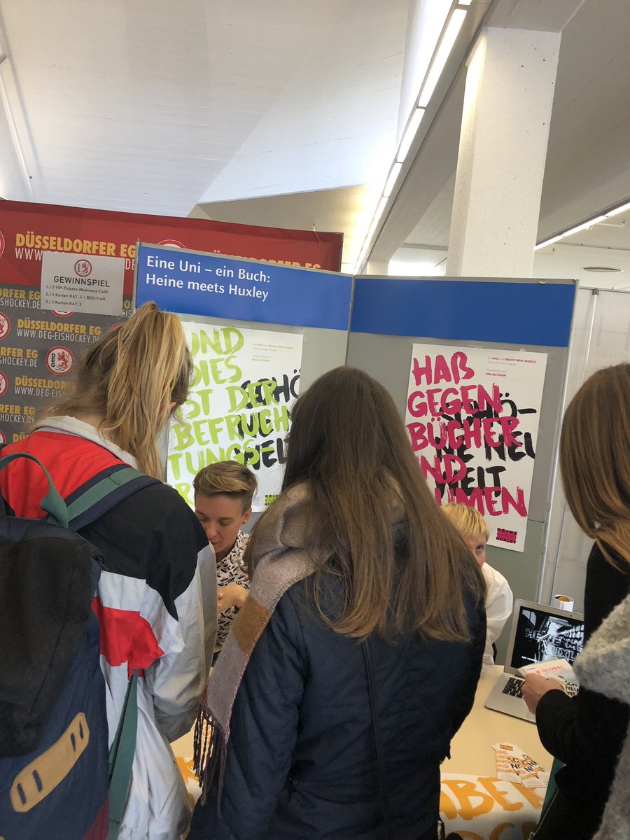 HmH_HHU's tweet photo. HmH goes Erstsemesterbegrüßung! Wir heißen alle neuen Studis herzlich willkommen. 👋 #hmh @HHU_de #neuessemester https://t.co/gGncELZF1n