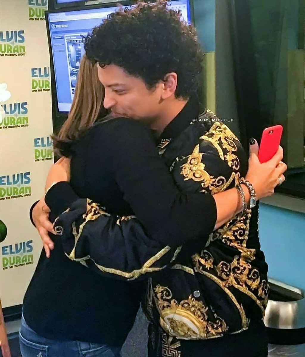 unorthojukebox's tweet photo. um anjinho carinhoso de verdade 
#HappyBirthdayBrunoMars https://t.co/FLYn58fUpl