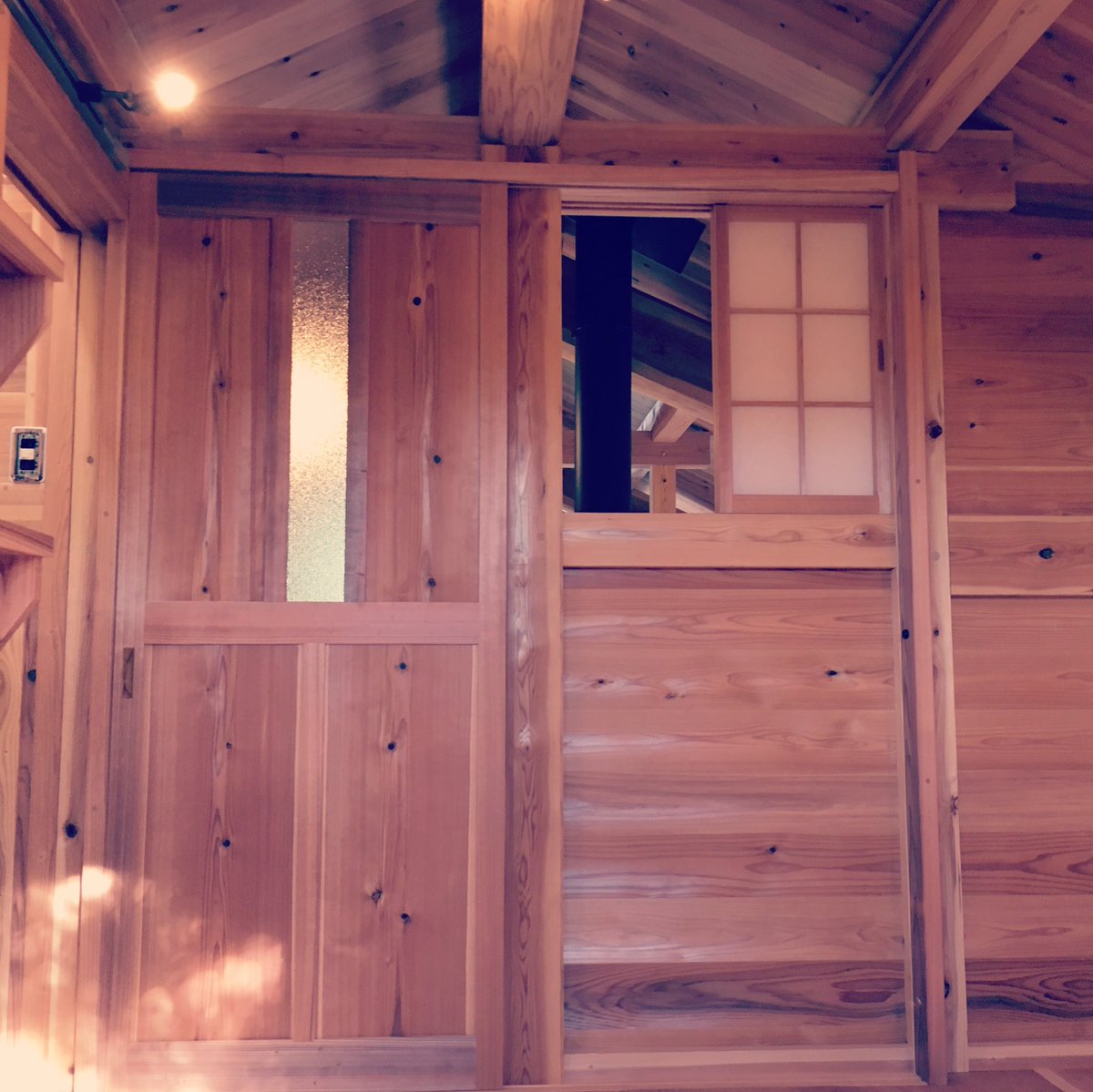 山武杉で造る注文住宅 石井涼平 No Twitter ログハウス風の木の家の木製建具 フラッシュ建具や 既製品建具が多い中 山武杉製のオーダー建具です 注文住宅 新築 建築 設計 オーダーメイド ログハウス 山武杉 デザイン Design Interiordesign 暮らし