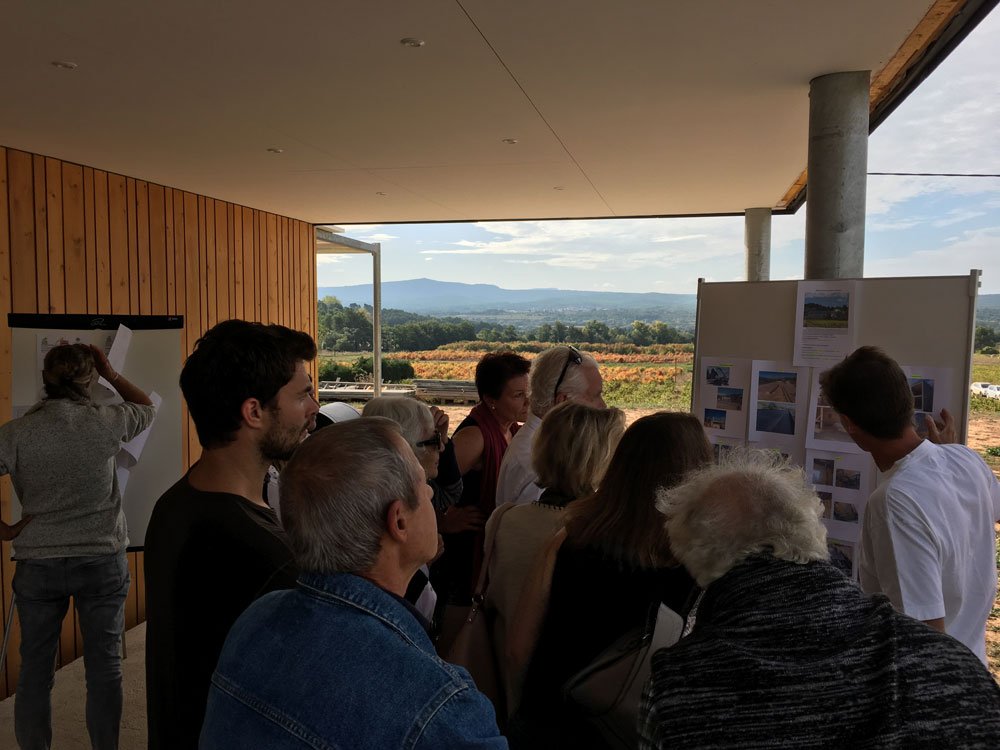 CPIE_Paysdaix's tweet photo. A l'heure où les experts du GIEC lancent un signal d'alarme, des citoyens inversent la tendance! Retour sur la visite de samedi d'une maison passive en Provence #labelBase #VMCdoubleflux #chauffagesolaire #toiturevégétalisée toutes les infos techniques : https://t.co/qSdXFOlxR4 https://t.co/MDEuyh7Obm