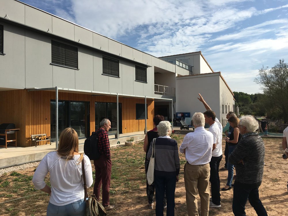 CPIE_Paysdaix's tweet photo. A l'heure où les experts du GIEC lancent un signal d'alarme, des citoyens inversent la tendance! Retour sur la visite de samedi d'une maison passive en Provence #labelBase #VMCdoubleflux #chauffagesolaire #toiturevégétalisée toutes les infos techniques : https://t.co/qSdXFOlxR4 https://t.co/MDEuyh7Obm