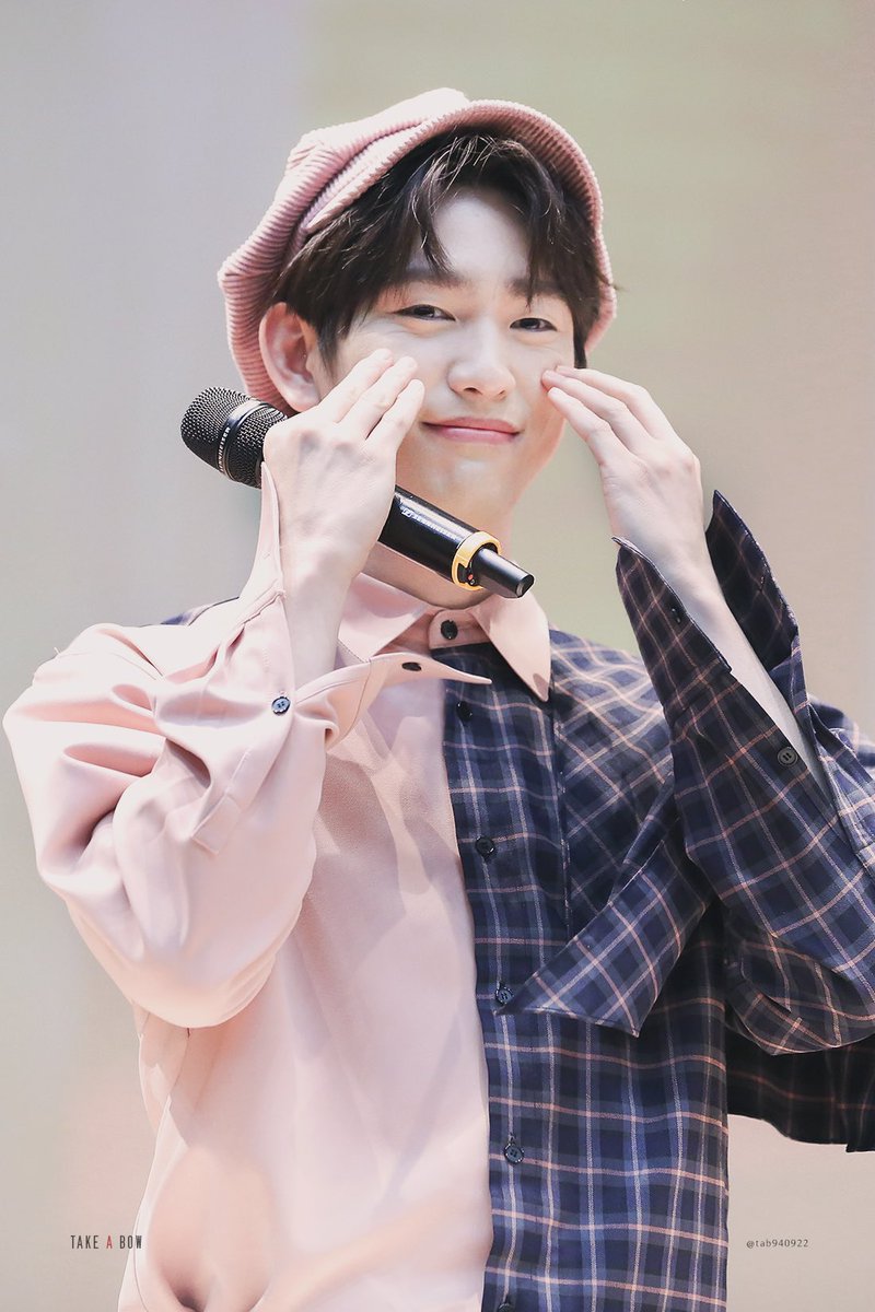 tab940922's tweet photo. 181006 명동 팬싸인회 #진영 👉🍑👈#Jinyoung #GOT7⁠ #갓세븐⁠ ⁠⁠#Lullaby⁠ 말랑도 테스트...? 🤔💕💕 https://t.co/oktgOIuMF7
