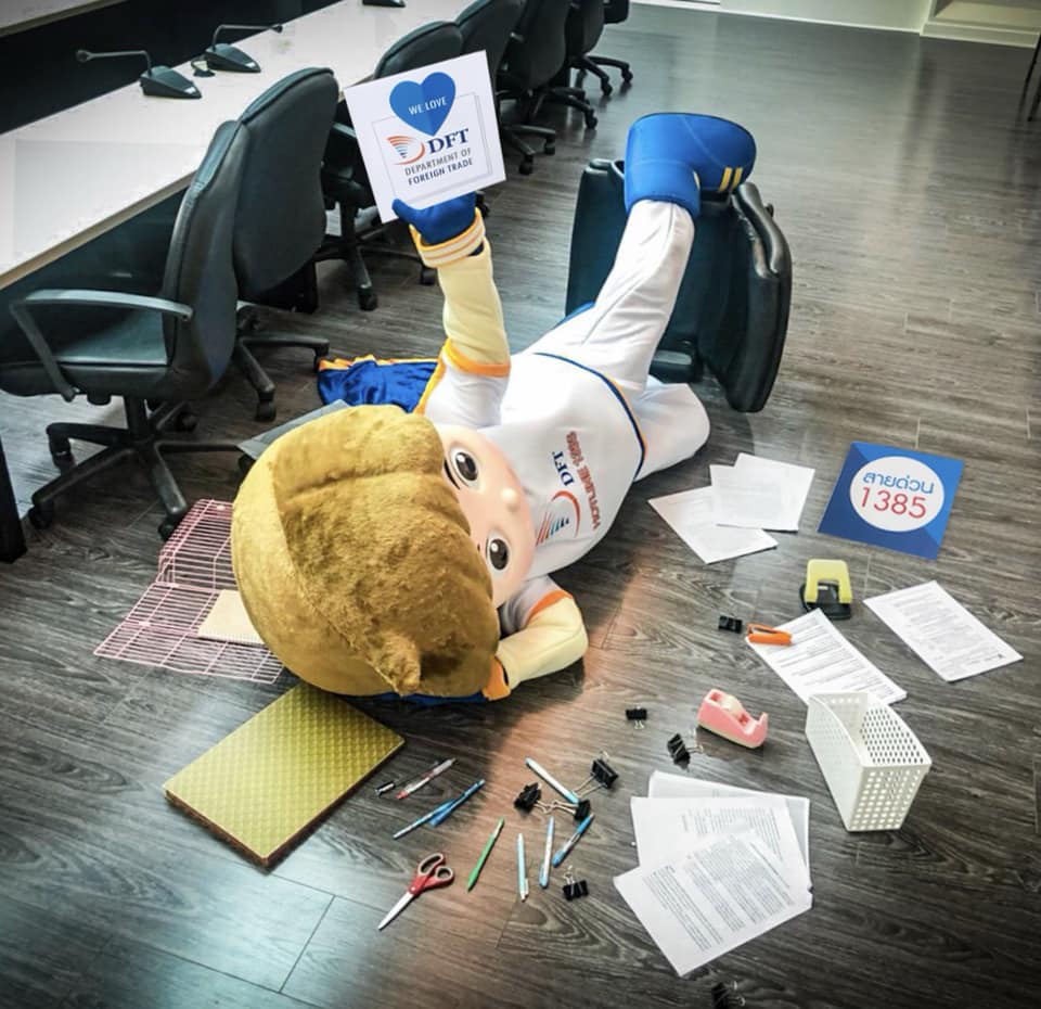 DFT2go's tweet photo. ขอล้มบ้างตามกระแส ใครทำได้เริ้ดกว่า ปังกว่า
โพสต์มาใต้เม้นนี้เลยย
#กรมการค้าต่างประเทศ #FallingStarsChallenge
#ล้มได้ก็ลุกได้ #ทำงานต้องทุ่มเท #สู้สุดใจ
#weloveDFT #สายด่วน1385 #DFT2go https://t.co/LPCdOY0RD5