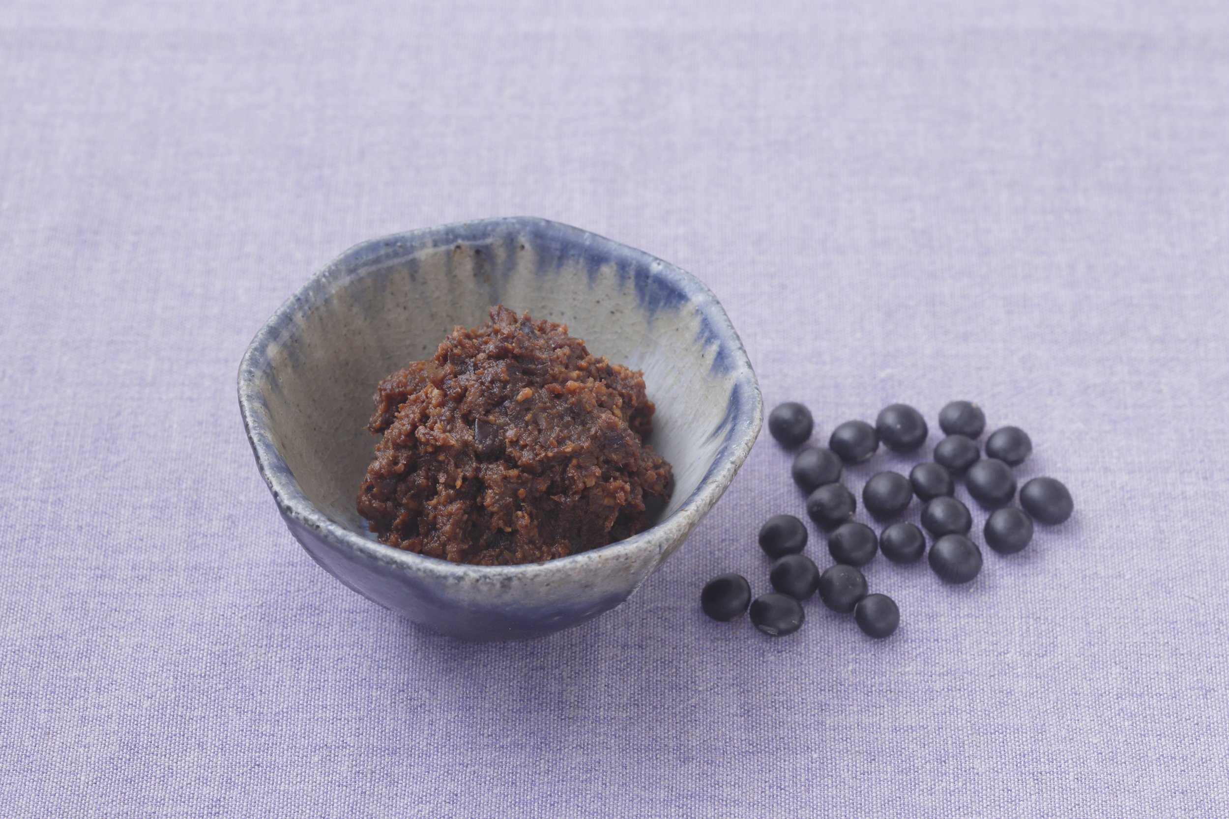 Ozawa Eiko 自家製黒豆みそ 大豆のかわりに黒豆で仕込む黒豆味噌のレシピを紹介しました 仕込みかたは通常の味噌 と同じ 大豆を黒豆に代えるだけ 濃厚な味がやみつきに 焼き大根とブロッコリーの味噌汁は 大根を香ばしく焼くのがポイントです