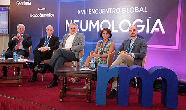 redaccionmedica's tweet photo. #Neumo18 | Los nuevos fármacos en Neumología plantean cinco retos diferentes al médico. @manolosesmero @SeparRespira @sanitaria2000 https://t.co/KV3WrvYatY https://t.co/vcYDG4MoG3