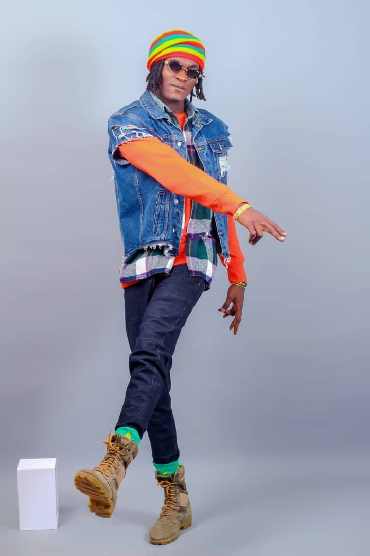 UmehWrites's tweet photo. Standing 6ft. Tall, multi talented and with a dominant presence you can't overlook. @movementsmiling is a raga dance hall artiste that's about to take y'all unawares with a storm 😎 #MovementSmiling https://t.co/QAoC8Dm29j