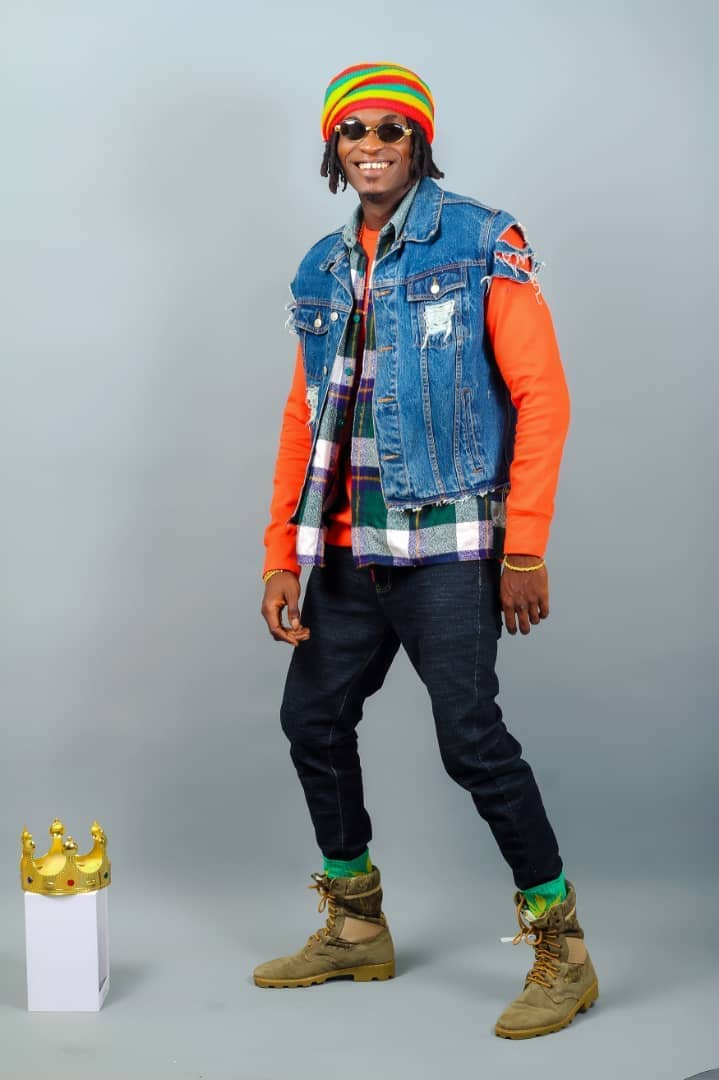 UmehWrites's tweet photo. Standing 6ft. Tall, multi talented and with a dominant presence you can't overlook. @movementsmiling is a raga dance hall artiste that's about to take y'all unawares with a storm 😎 #MovementSmiling https://t.co/QAoC8Dm29j